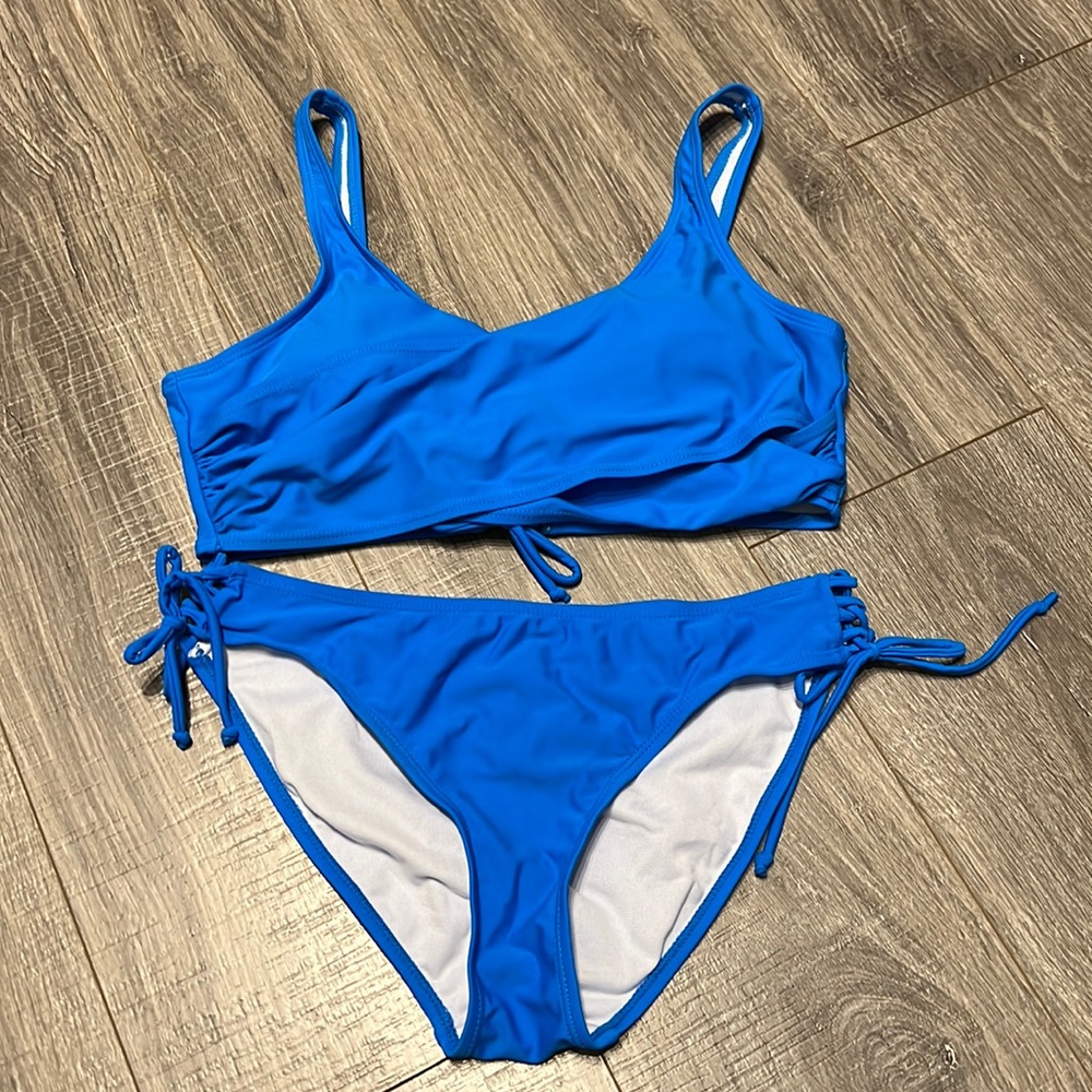NWOT! Women’s size medium swimsuit ! Blue ties on back and sizes!